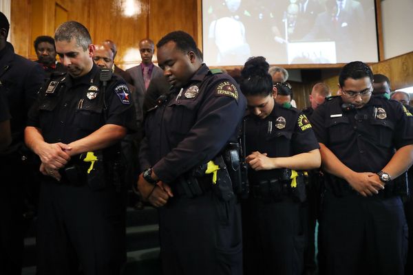 Black, White Police Officers Join Hands In Prayer In Dallas | HuffPost