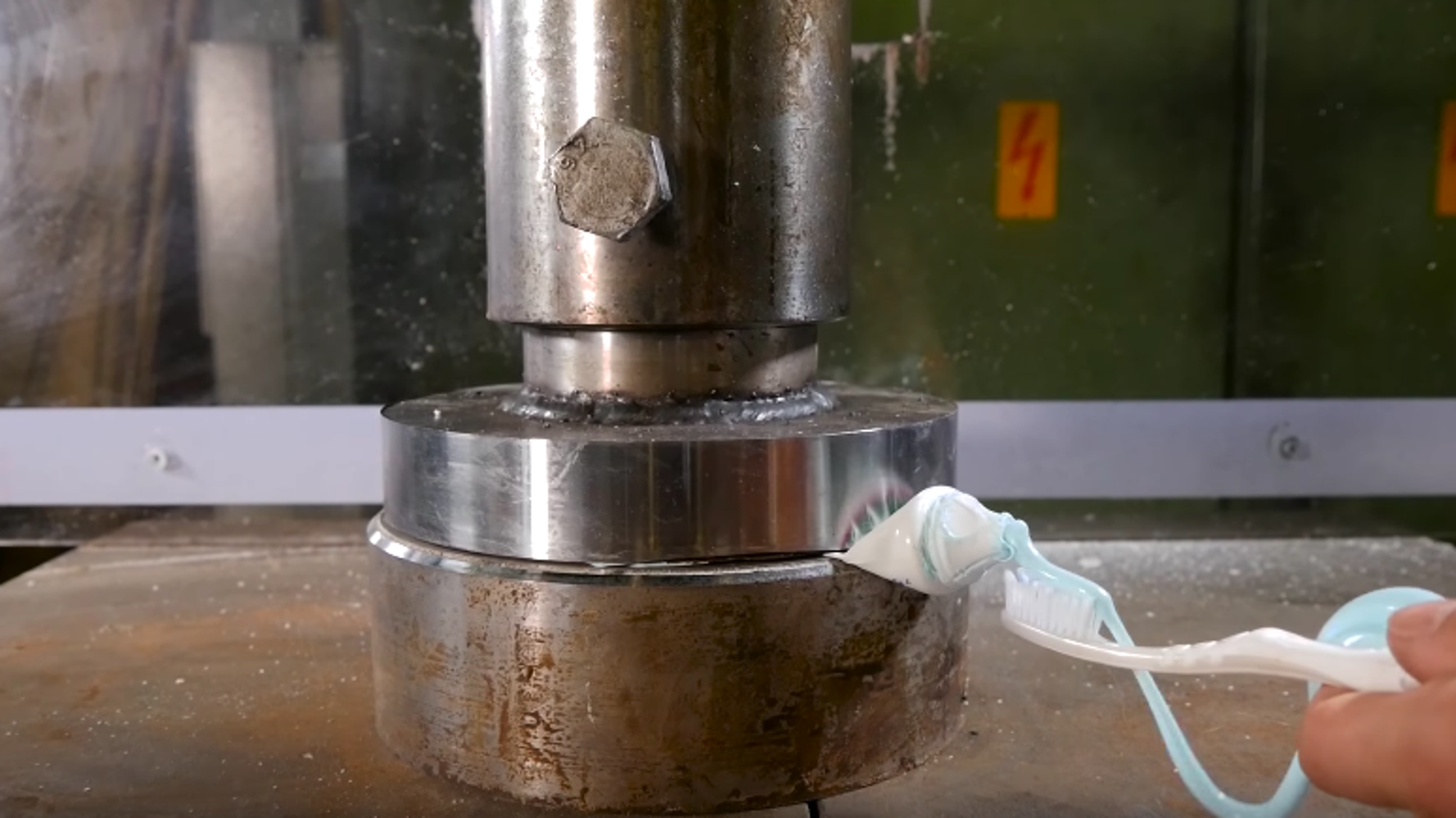 Here's A Trick To Get The Last Bit Of Toothpaste Out Of The Tube