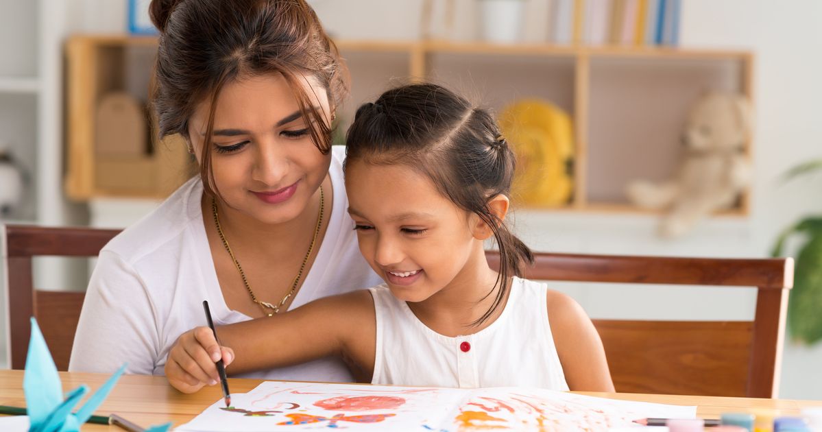 Nanny paint a picture. Parent and child картина. Дети творчество. Мама и ребенок творчество. Творчество детей и родителей.