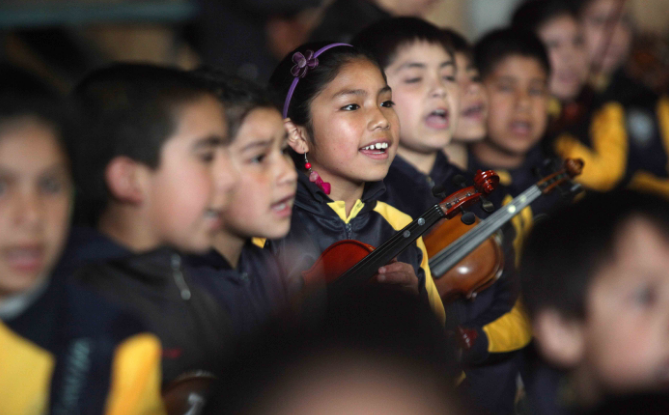 Over 800 children singing with Chilean folklore group Los Jaivas at the Christmas 2015 concert