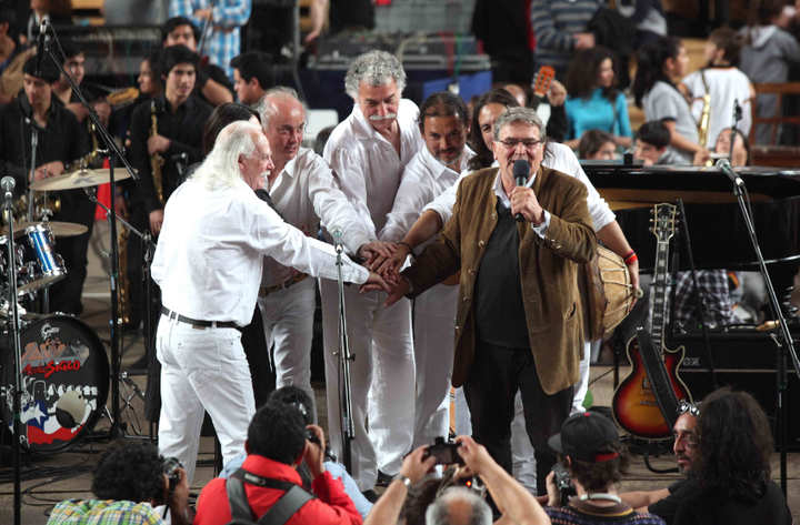 Christian Boesch holding the microphone surrounded by members of Los Jaivas. Dec. 2015