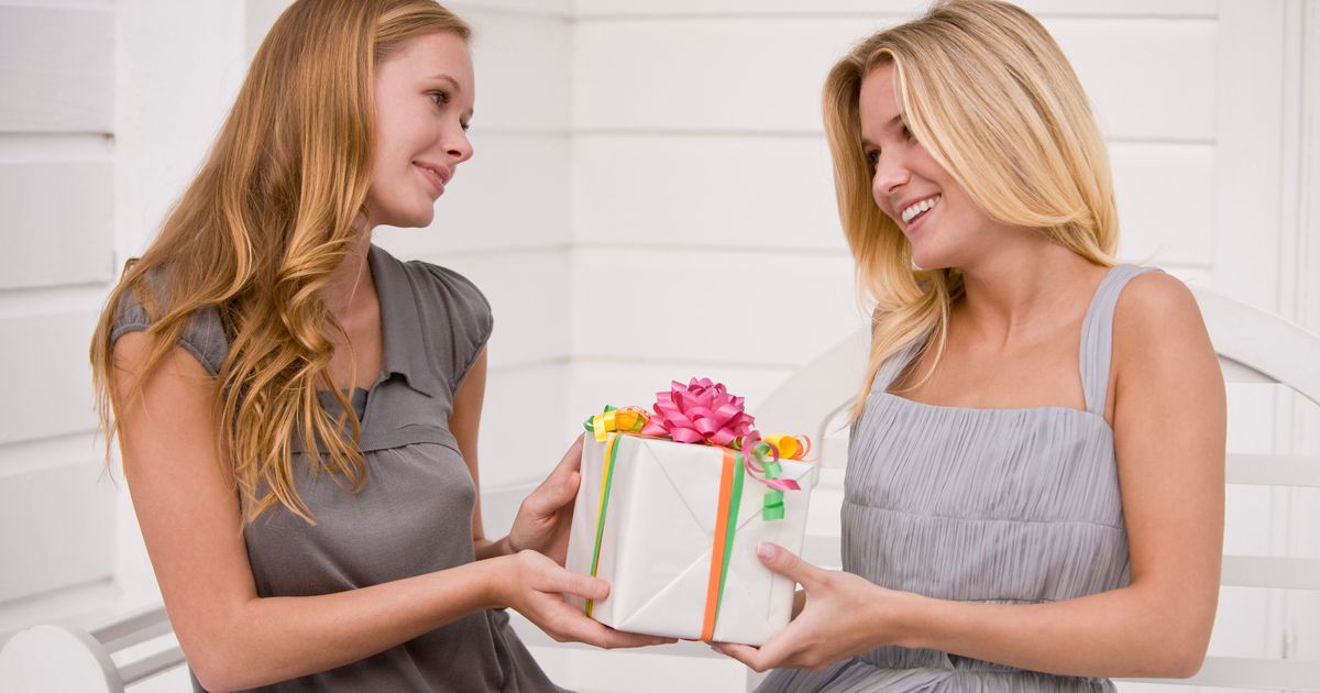 Gift friend. Девушка дарит подарок. Подарок "подруге". Женщина вручает подарок. Женщина дарит подарок подруге.