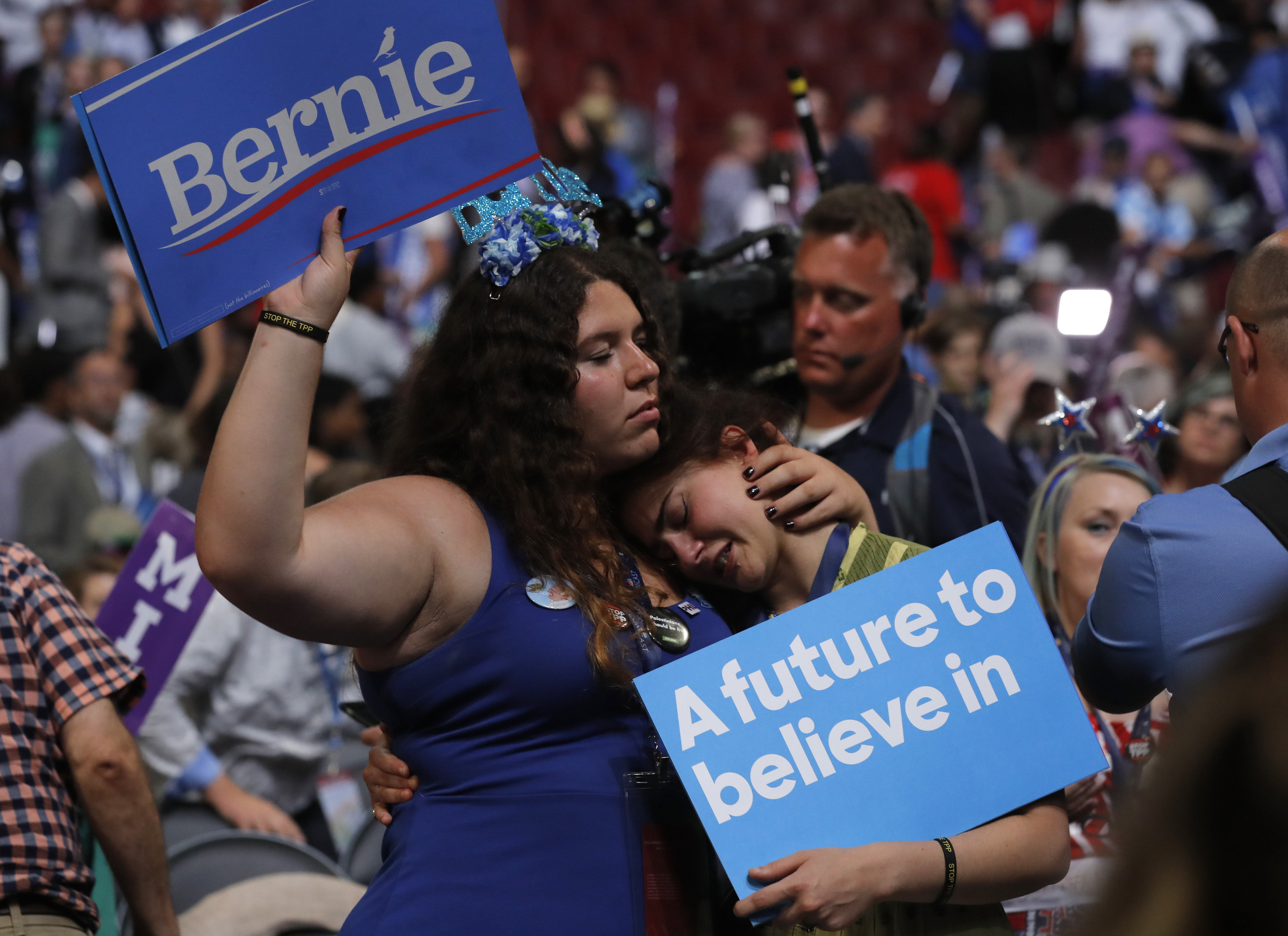 Angry Bernie Sanders Supporters Stage Walkout At Democratic Convention ...