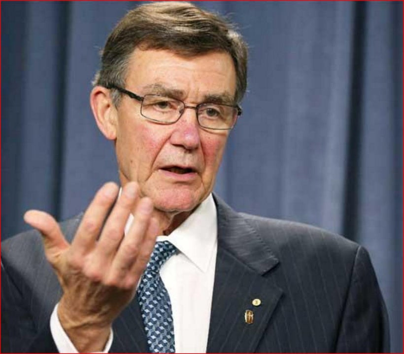 <i>Angus Houston speaks to reporters in 2014</i>