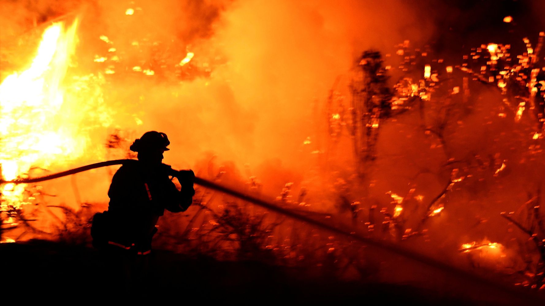 Fire large. Пожар в лесах ДОУ. Вертолёт тушит пожар в лесу. Пожар и Сиджей. Остатки факелов на пожаре.