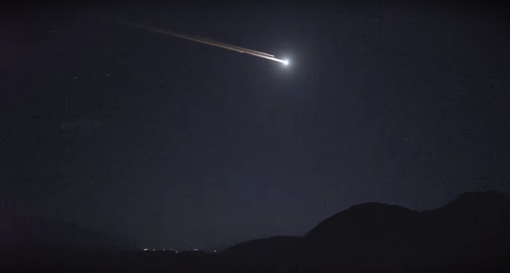 This extremely clear video taken from Alabama Hills in California appears to be one of the best recordings out there.