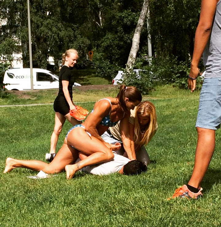 <strong>Off-duty police Mikaela Kellner pins the thief to the ground</strong>