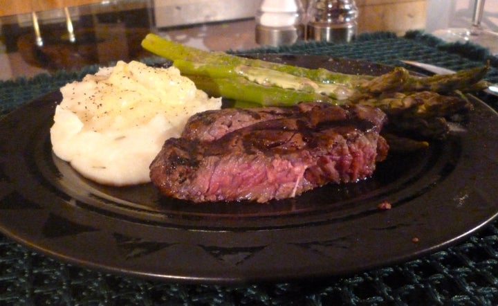 Grilled sirloin steak, fresh steamed asparagus and sour cream and chives mashed potatoes: 435 calories. 