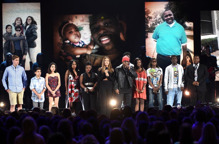 Jessica Alba and Ne-Yo closed off their tribute by asking the audience to use the hashtag #StopTheViolence. 