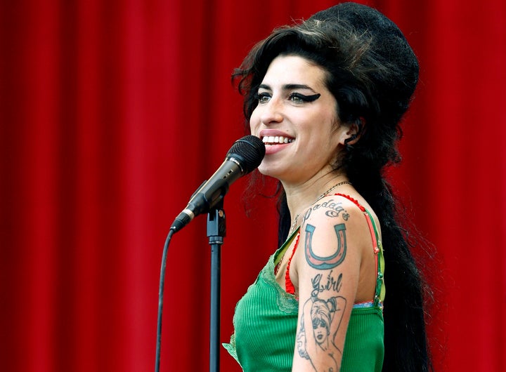 British pop singer Amy Winehouse performs during the Glastonbury music festival in Somerset, south-west England June 22, 2007. REUTERS/Dylan Martinez (BRITAIN)