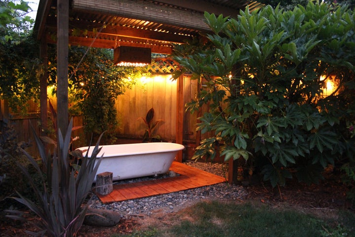 An outdoor bathtub is perfect for nighttime relaxation.