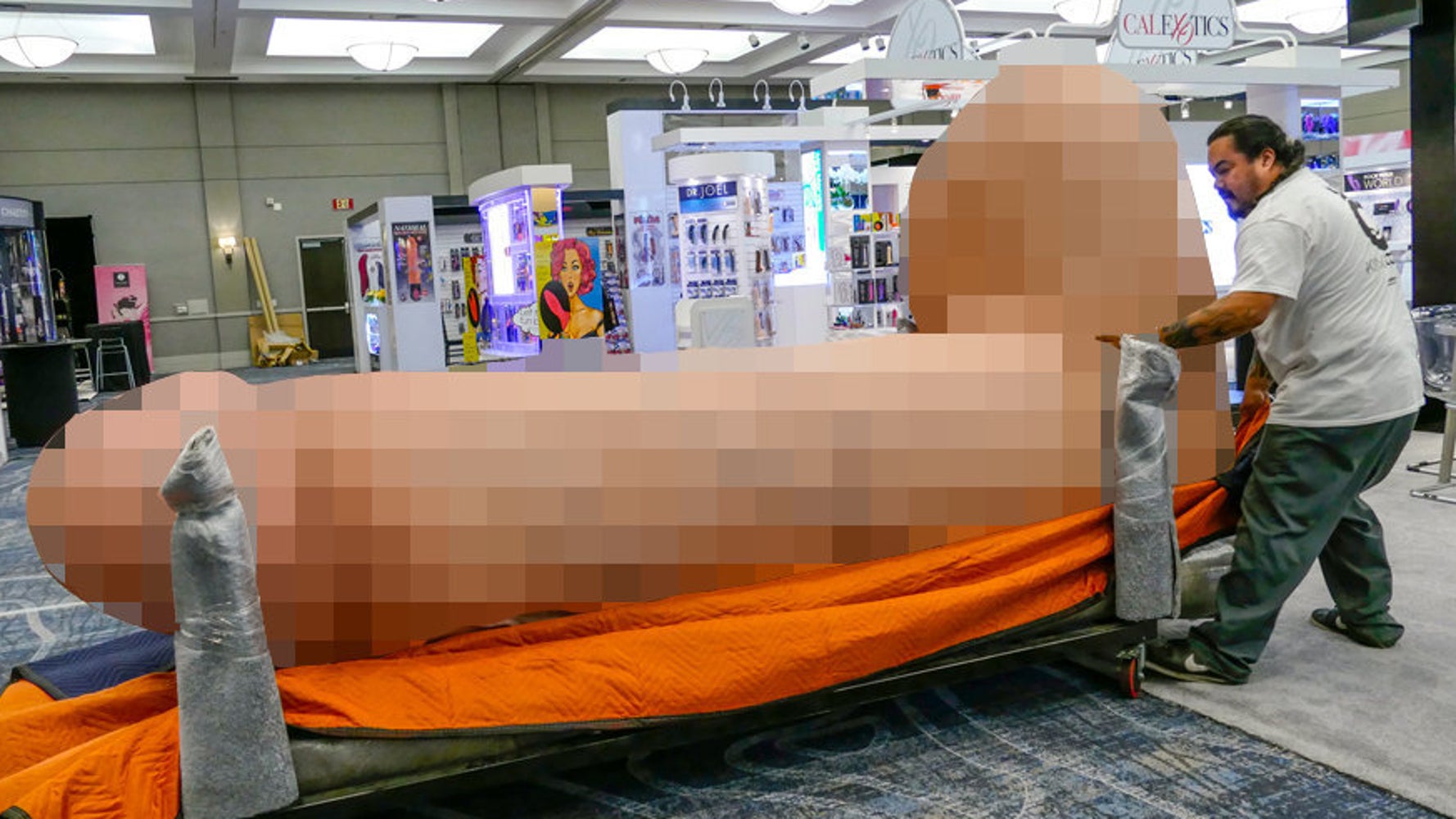 Sex Toy Company Erects World's Largest Dildo (NFSW) | HuffPost Weird News Sex Toy Company Erects World's Largest Dildo (NFSW) | HuffPost Weird News