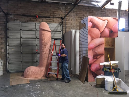größte dildo Sex Toy Company Erects World's Largest Dildo (NFSW)