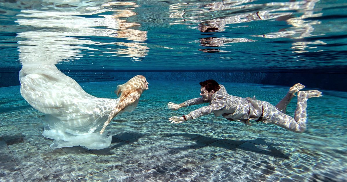 Newlyweds Underwater Wedding Photos Are Like Something From A Fairytale Huffpost Uk Life