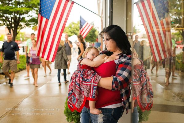 28 Stunning Photos That Empower Moms To Breastfeed In Public | HuffPost