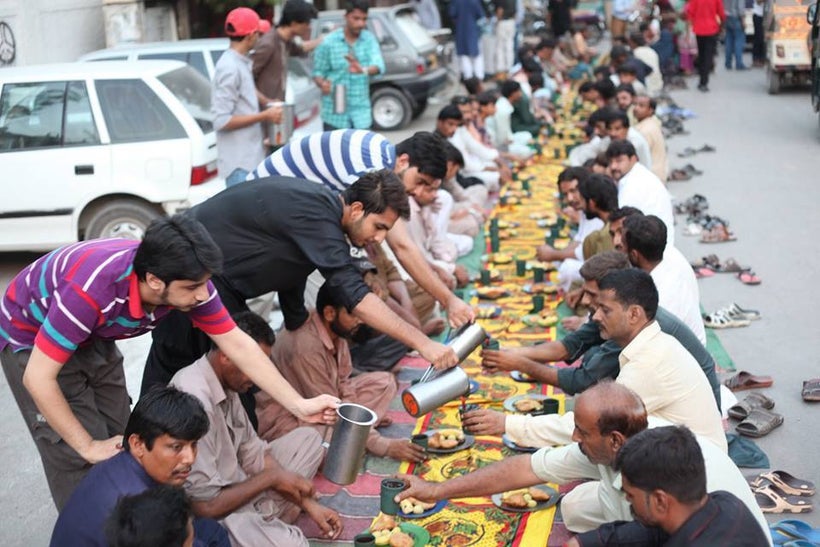Volunteers distributing meals to poor localities in Karachi, Pakistan