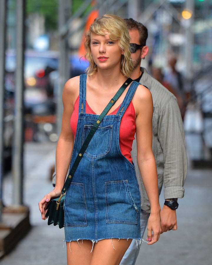 Taylor Swift And Her Throwback Curls Just Hit Peak '90s Perfection ...