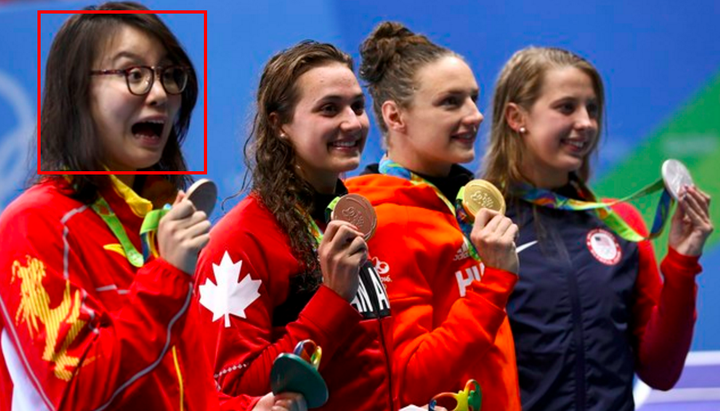 Fu Yuanhui (left) and her peers pose with their medals.