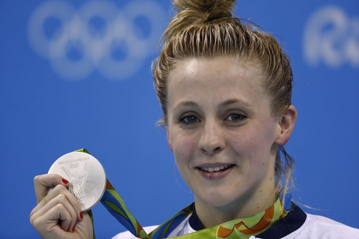 Siobhan-Marie O'Connor poses with her silver medal on the podium of the women's 200m individual medley final.