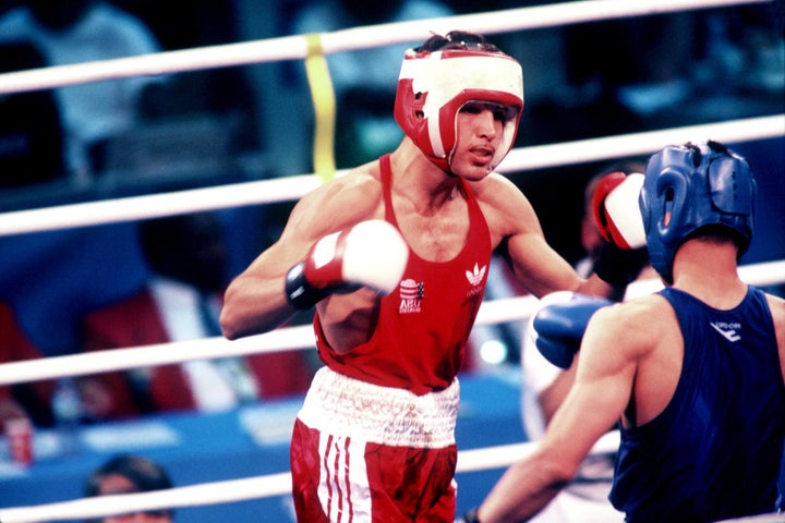 USA's Oscar de la Hoya (red shorts) in action against South Korea's Sung Sik Hong (blue shorts).