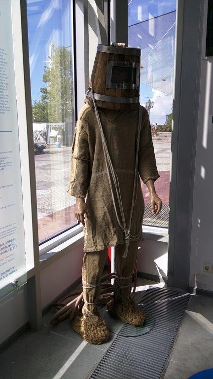 A model of antique SCUBA gear and bathyspheres are exhibited within the museum 