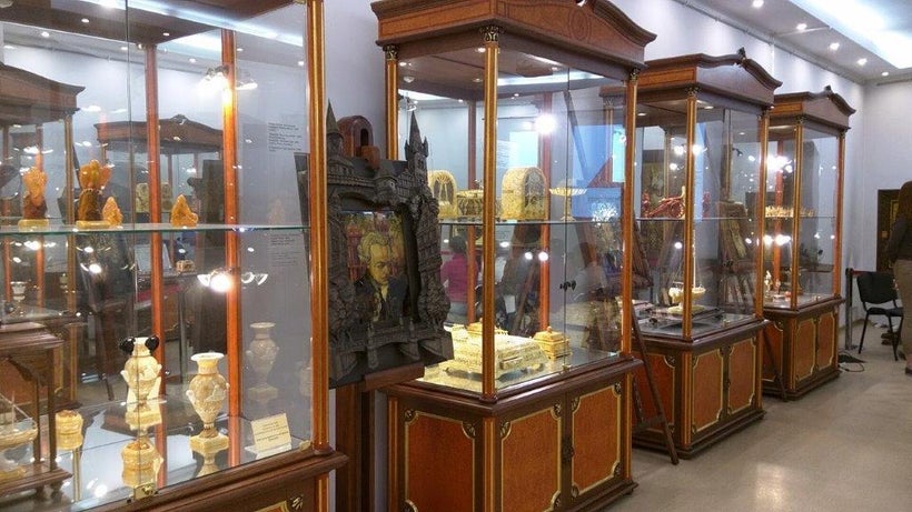 All types of amber are exhibited in the Amber Museum.