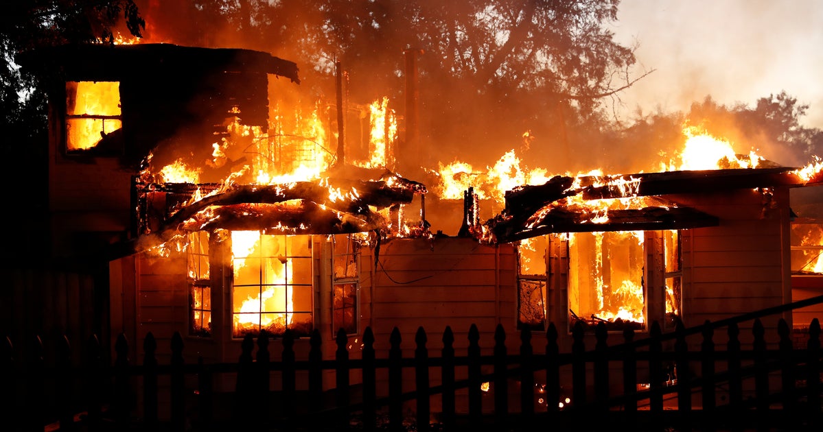 Дом догорает. Горящий дом. Сгоревший деревянный дом. Дом в огне. Горящий дом.