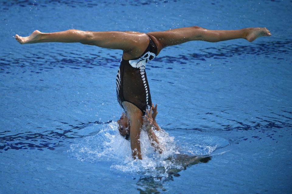 19 Photos That Show The Unbelievable Strength Of Synchronized Swimmers ...