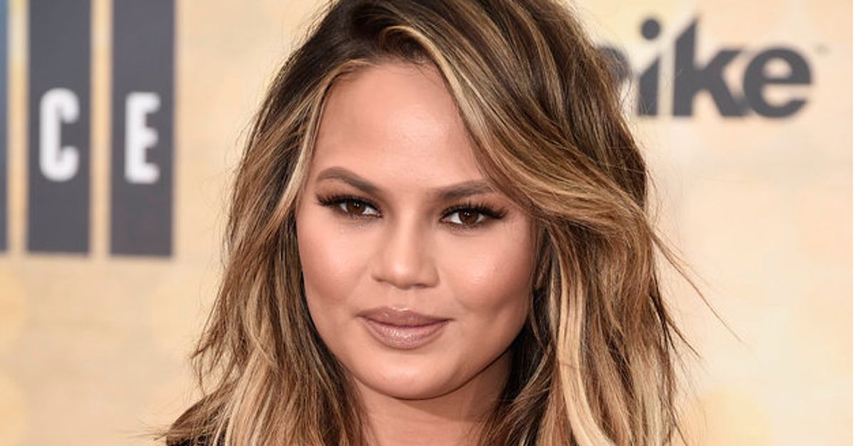 Chrissy Teigen Posts Stretch Marks Photo On Snapchat Proves Shes The Queen Of Social Media 6877