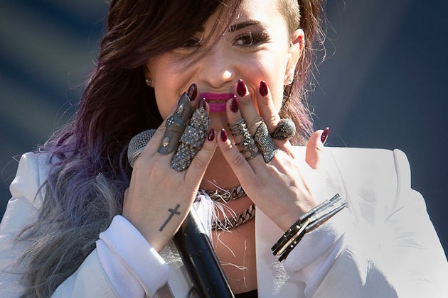 The Very Much Alive Walking Dead Cast Sends Demi Lovato The Best