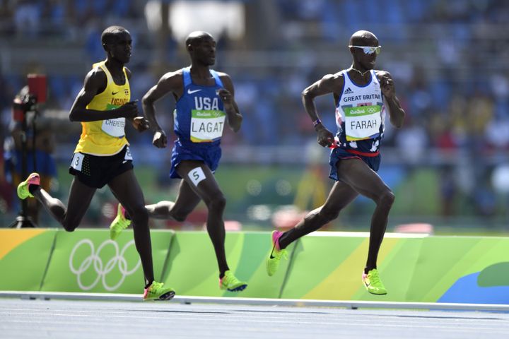Britain's Mo Farah, USA's Bernard Lagat and Uganda's Joshua Kiprui Cheptegei compete in the Men's 5000m Round 1 in Rio de Janeiro on August 17, 2016.