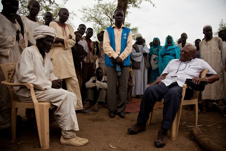 Archbishop Desmond Tutu listens to Yusuf Batil refugees at a camp in South Sudan. 