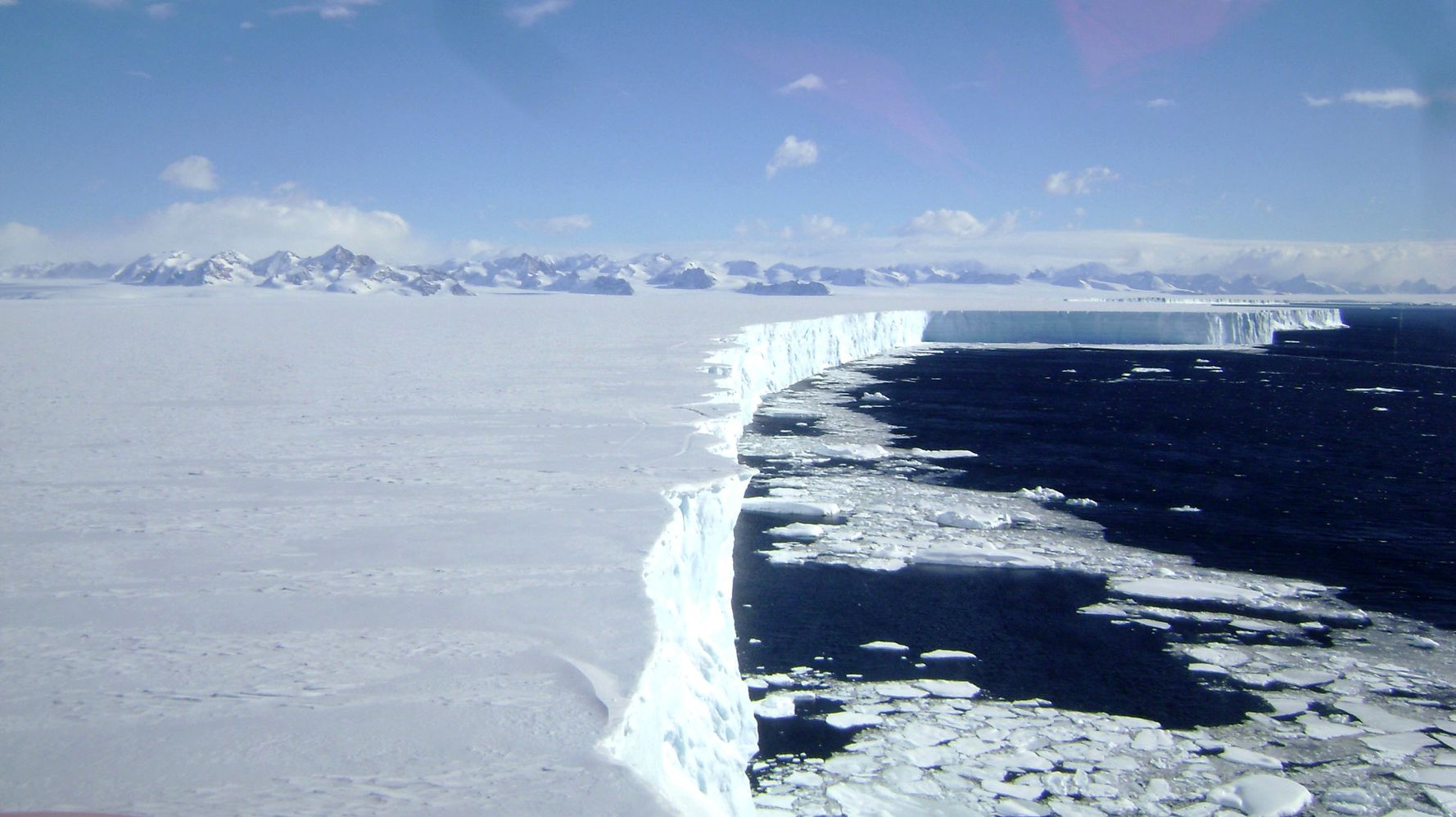 Свободный ото льда участок антарктиды. Марамбио Антарктида. Край земли Антарктида. Антарктида потепление фото. Flat Earth Arctic Wall.