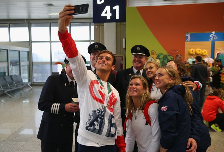 <strong>Tom Daley, Tonia Couch and Lois Toulson pose for a photo with BA captain Steve Hawkins and his crew</strong>