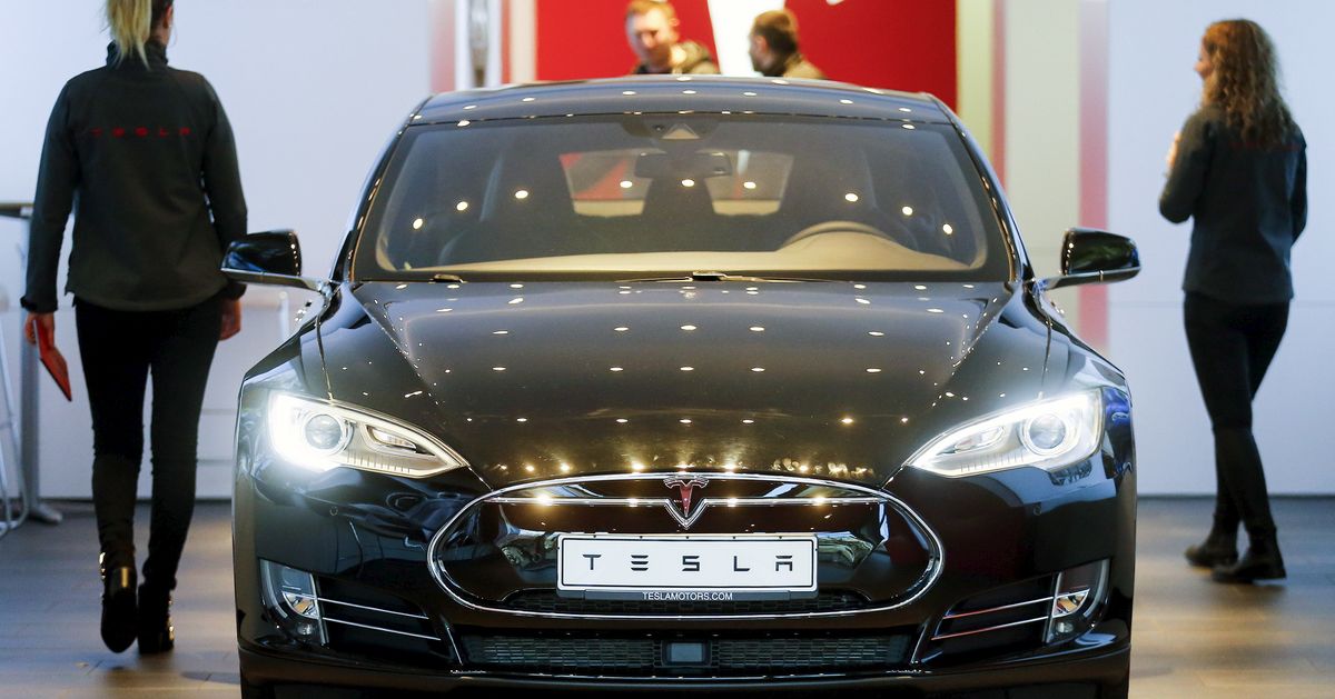 At quick Los Angeles event, Tesla announces the 300-mile-range