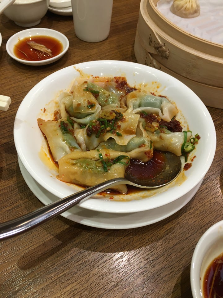 Wontons with spicy sauce.