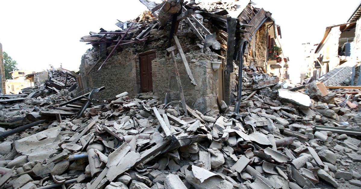 Землетрясение уничтожило. Землетрясение в Абруццо 2016. Разрушение от землетрясения. Развалины после землетрясения. Руины после землетрясения.