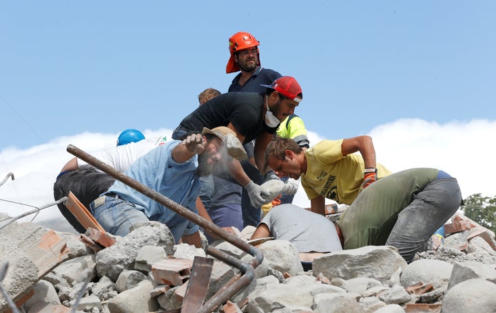 Rescuers work following an earthquake in Amatrice, central Italy August 24, 2016. Picture taken August 24, 2016. REUTERS/Ciro