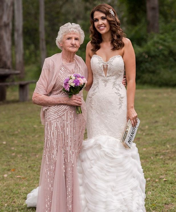 89 Year Old Steals The Show As A Bridesmaid At Granddaughter S Wedding Huffpost Uk Life