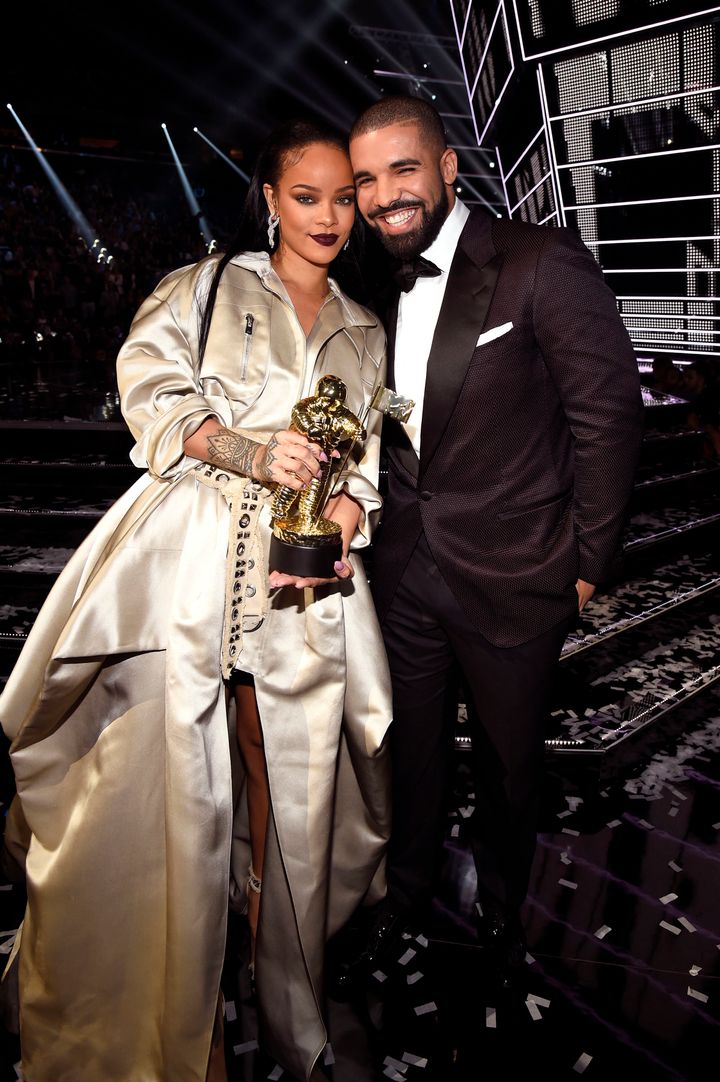 <strong>Drake presents Rihanna with her Video Vanguard Award</strong>