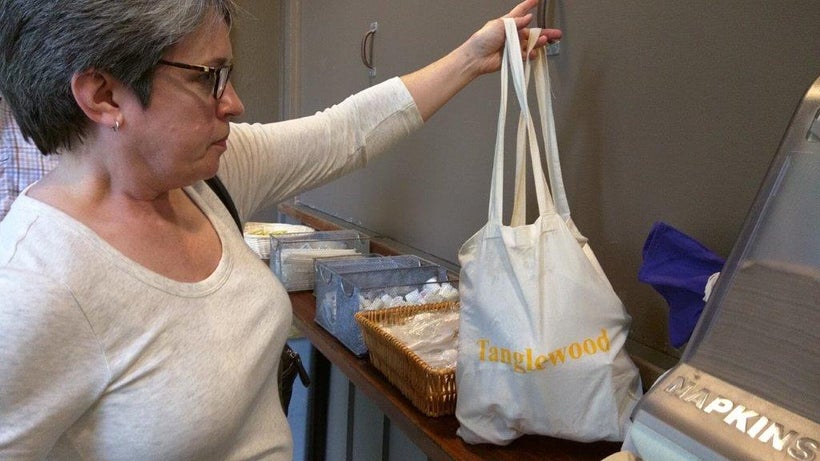 Plan-ahead picnics are packed in tote bags