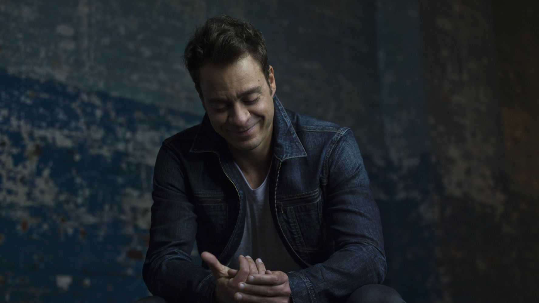 Amos Lee Reveals The Story Behind 'Arms Of A Woman' | HuffPost Entertainment