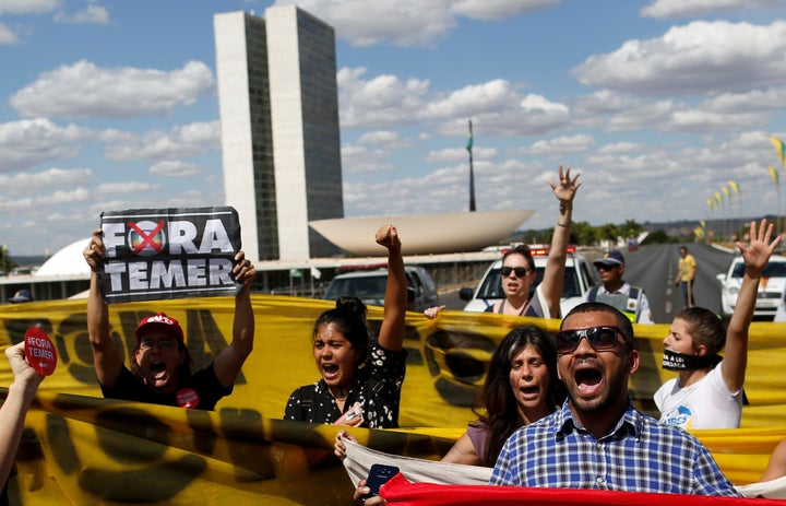 Supporters of Brazil's suspended President Dilma Rousseff protest in front of the Brazilian congress during the final session of debate and voting on Rousseff's impeachment trial, in Brasilia, Brazil, August 30, 2016.