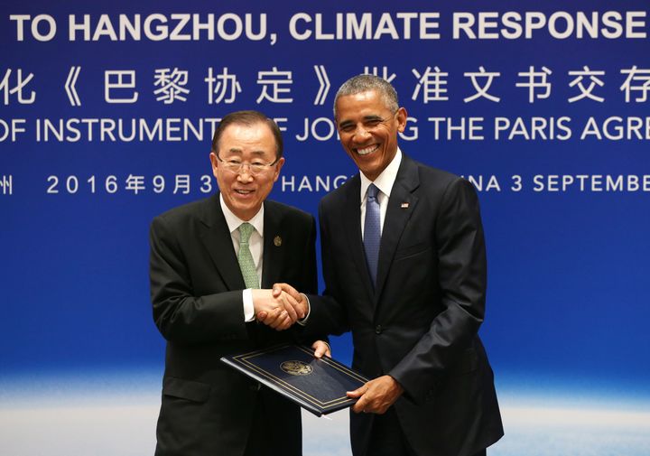US President Barack Obama shakes hands with UN Secretary General Ban Ki-moon during a joint ratification.