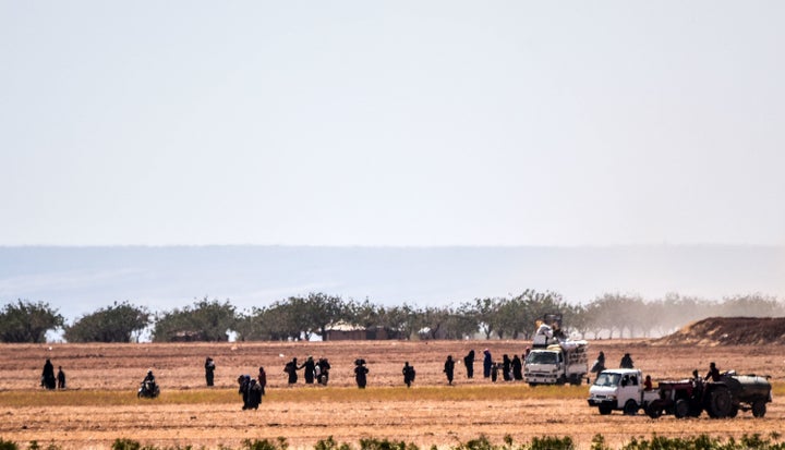 Syrian people run away from clashes between Turkish soldiers and Islamic State group fighters, 20 km west of the Turkish-Syrian border town of Karkamis, in the southern region of Gaziantep, on September 3, 2016.