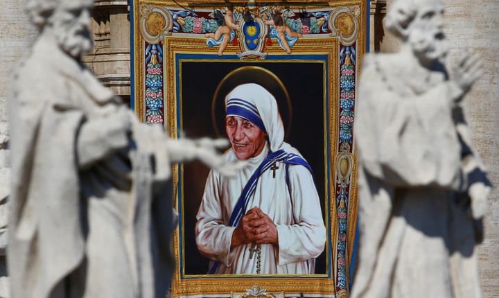 A tapestry depicting Mother Teresa of Calcutta is seen in the facade of Saint Peter's Basilica during a mass, celebrated by Pope Francis, for her canonisation in Saint Peter's Square at the Vatican September 4, 2016. (REUTERS/Stefano Rellandini)