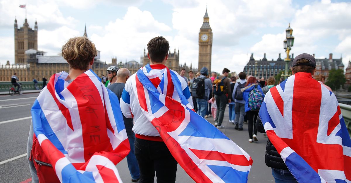 A lot of british people. Эванс против Соединенного королевства. Жители Великобритании. Британцы люди. Народы Великобритании.