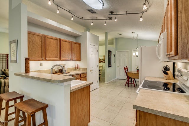 A clear, clutter-free kitchen lets viewers imagine it as their own.