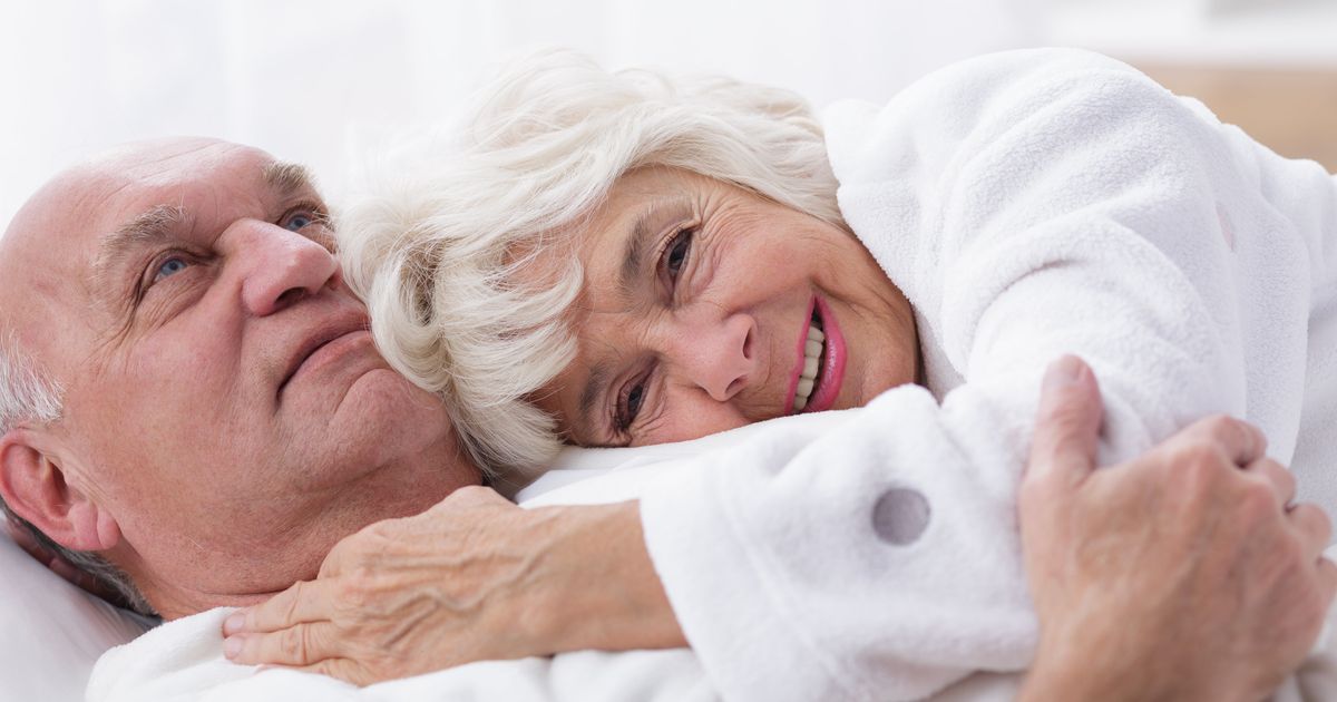 Пожилые извращенцы. Близость в пожилом возрасте. Пожилая пара в постели. Пожилые люди в постели. Пожилые супруги.