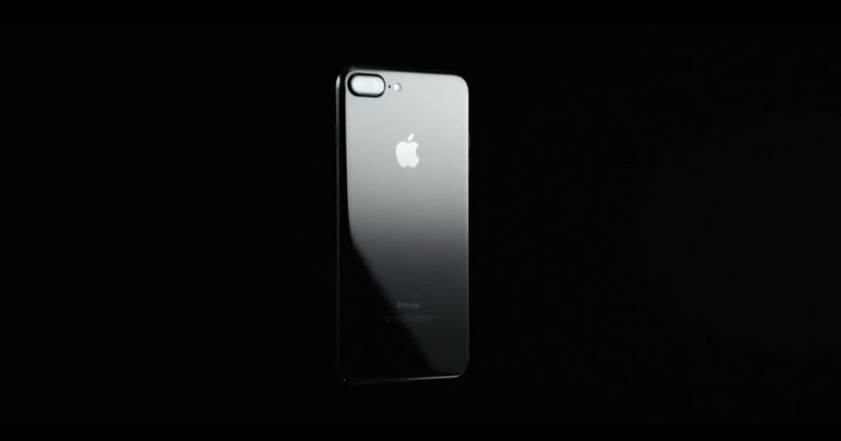 Айфон 7 вода. Айфон 7 черный. Iphone 14 Plus черный. Iphone на черном фоне. Черный фон на айфон.